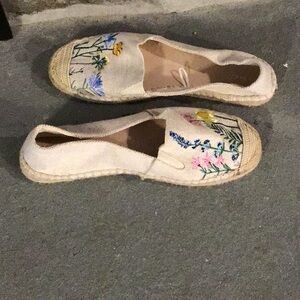 Joules Cream Espadrilles with Floral Embroidery
Never worn, too small for me.